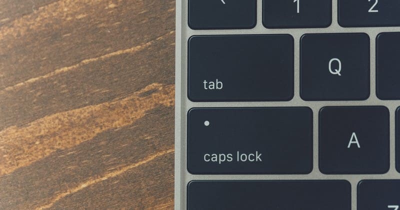CapsLockがONの状態のキーボード写真
